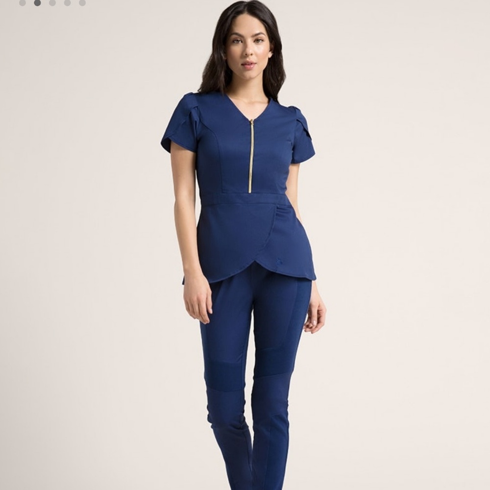 Jaanuu tulip scrub top